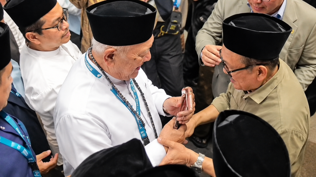 Estafet Tongkat Sanad dan Ujian Kemandirian PBNU KH Abdul Hakim Mahfudz atau Gus Kikin sebagai Ketua Umum Pengurus Besar Nahdlatul Ulama (PBNU) masa khidmah 2026–2031