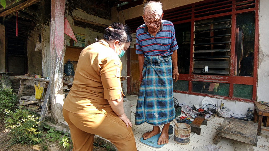 RPL Penuh, Pemkot Mojokerto Pastikan Mbah Rofii Ditangani Kunjungan DinsosP3A Kota Mojokerto ke rumah Mbah Rofii