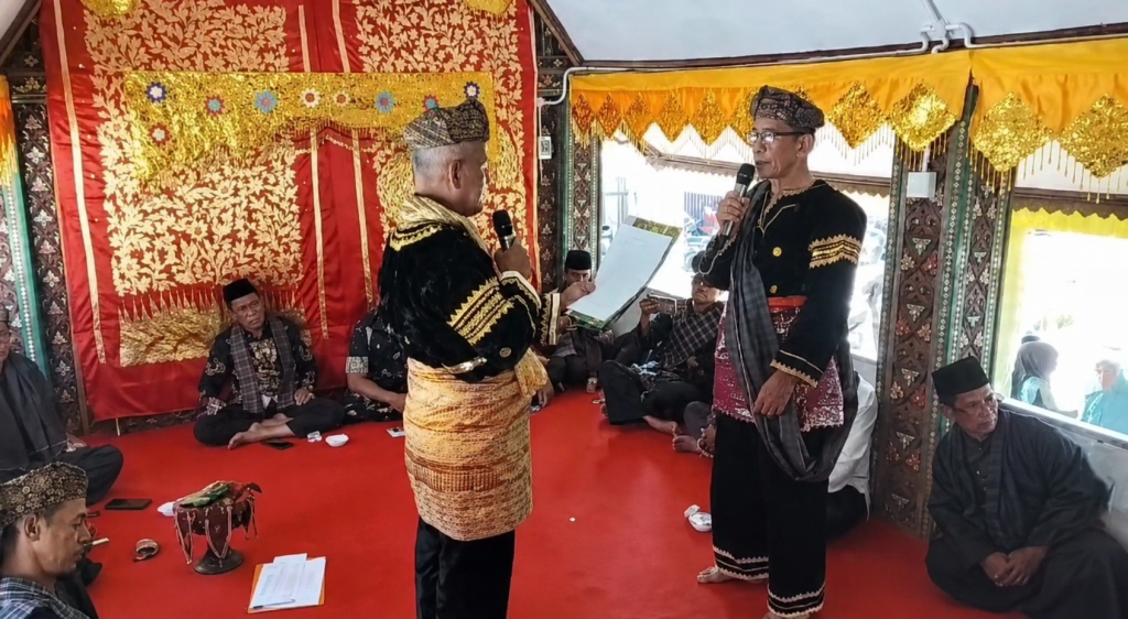 Batagak Gala Bukit Kandung: Alisman, S.Pd. Dt. Majo Sinaro Dikukuhkan sebagai Manti Adat Suku Payo Boda keterangan fhoto : Alisman, S.Pd. Dt. Majo Sinaro saat disumpah oleh Ketua KAN Bukit Kandung, A. Dt. Mangkuto Sati, dalam prosesi pengukuhan sebagai Manti Adat Suku Payo Boda. Sabtu (15/8/2026) (Fhoto : Dioni/Gonews.id)