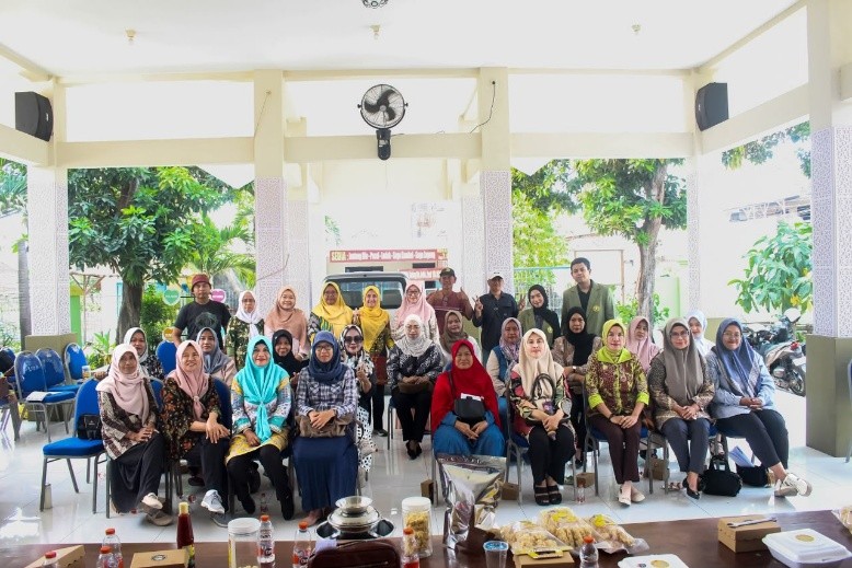 UPN Veteran Mengabdi: Serahkan Mesin Daging Giling, Dorong Produktivitas UMKM Tahu Bakso di Kelurahan Sidokare