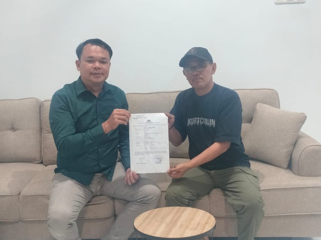 Samin Untung, mengenakan baju lengan panjang, kuasa hukum korban dugaan penipuan, memberikan keterangan kepada wartawan, Senin malam (31/8/2026). (Foto: Dian).