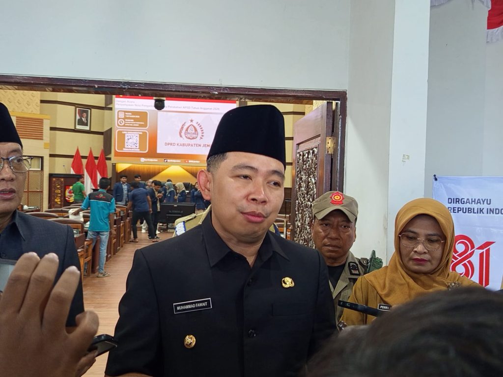 Rapat Paripurna I DPRD Jember Bahas Perubahan APBD 2026, Bupati Ungkap Tambahan Transfer Rp223 Miliar Bupati Jember Muhammad Fawait seusai ikuti Rapat paripurna 1 DPRD Kabupaten Jember. Foto Edi Mulyono