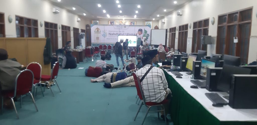 Dibalik Sukses Muktamar ke-35 NU, Wartawan Tak Peduli Panas, Debu hingga Gangguan Sinyal Ruang sekretariat media center yang disediakan panitia untuk bekerja para wartawan.