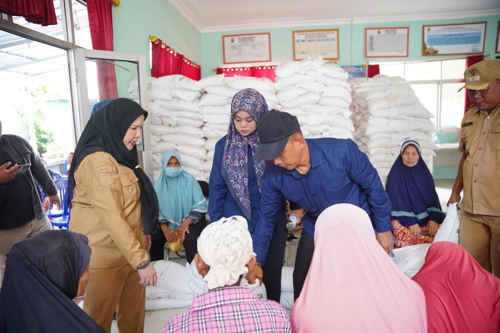Caption: Walikota Eva Dwiana Salurkan Bantuan di Lima Kecamatan Dengan Total 96.919 ribu Keluarga Penerima Manfaat (KPM). (Eva/GoNews.id)