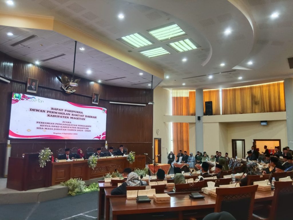 proses penandatangan serah terima jabatan ketua DPRD magetan yang baru periode 2024-2029