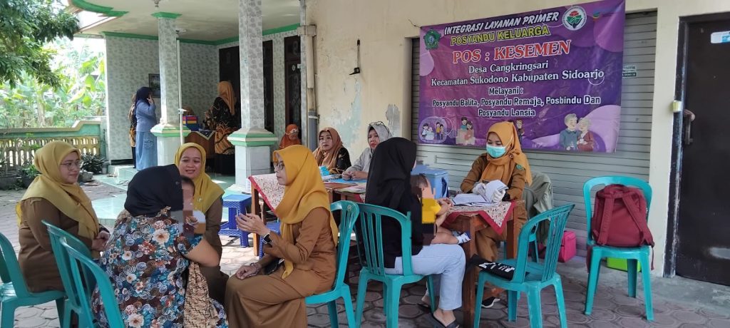 Kepala Puskesmas Sukodono dr. Prufiana bersama tenaga kesehatan saat memeriksa kondisi balita yang mengalami gizi buruk di Dusun Kesemen, Desa Cangkringsari, Selasa (1/9/2026).