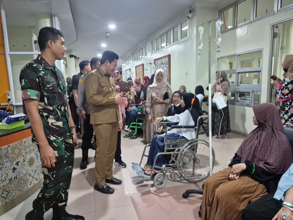 Bupati Sidoarjo H. Subandi bersama jajaran mengecek kondisi santri yang mendapat perawatan akibat dugaan keracunan, Selasa malam (1/9/2026).