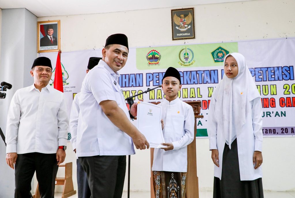 Gubernur Jateng Ahmad Luthfi dan wakil gubernur Jateng Taj Yasin Maimoen saat mengunjungi Training Camp di Asrama Haji Manyaran