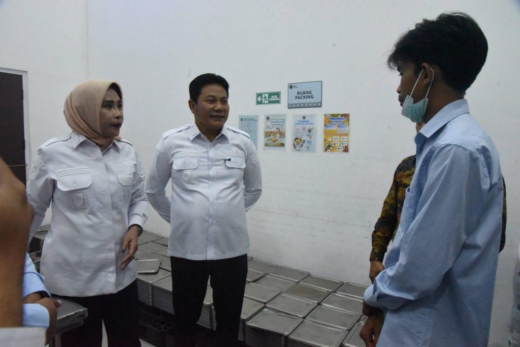 BGN Suspensi SPPG Kalitengah, 567 Santri Ditangani Medis Bupati Sidoarjo H. Subandi, didampingi Wakil Bupati Mimik Idayana dan jajaran Forkopimda saat meninjau SPPG Kalitengah, Kecamatan Tanggulangin, Rabu (2/9/2026).