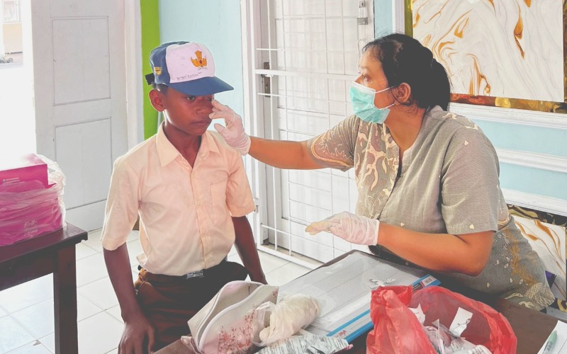 CKG SMPN 3 Puger Temukan Siswa Anemia Berat Petugas Kesehatan Puskesmas Puger saat periksa Gratis siswa SMP Negeri 3 Puger. Foto Istimewa