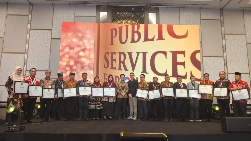 Wadul Gus’e hingga Peta Cinta, Inovasi Pelayanan Jember Diguyur Penghargaan Tiga OPD Jember saat penerimaan penghargaan dalam ajang Public Service Oh The Year 2026. Foto Diskominfo