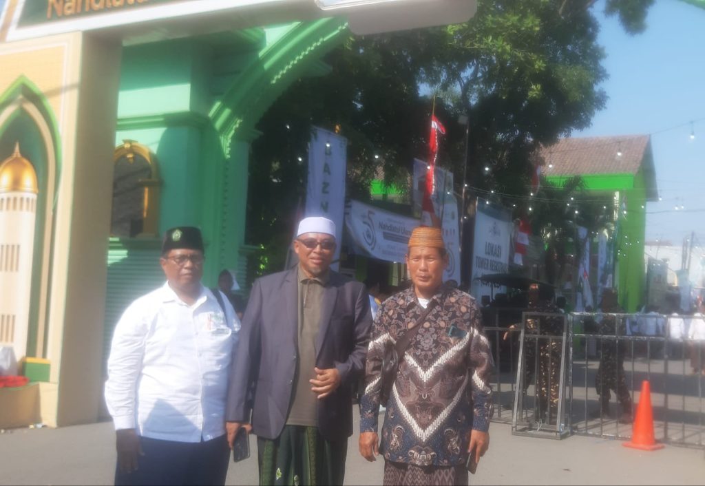 Penguji UKW: Kompetensi Penanda Profesionalisme Samsul Huda (tiga dari kanan) bersama dua rekan dekatnya, Ust H Muhtazuddin (kanan) dan pengurus pusat Yayasan Panti Asuhan (tengah) saat berada di lokasi Muktamar ke-35 NU PP Tambakberas, Jombang.