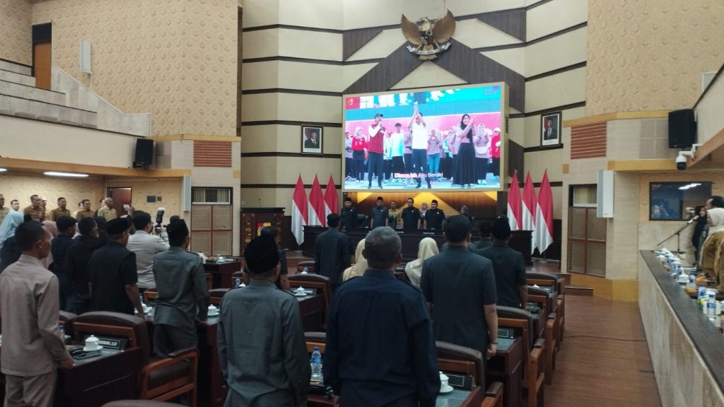 Rapat Paripurna DPRD Jember Bahas Perubahan APBD 2026, Gus Fawait Tegaskan Defisit Bukan Berarti Daerah Kekurangan Uang Saat peserta rapat nyanyikan lagu Indonesia Raya dalam Rapat paripurna II DPRD Kabupaten Jember. Foto Edi Mulyono