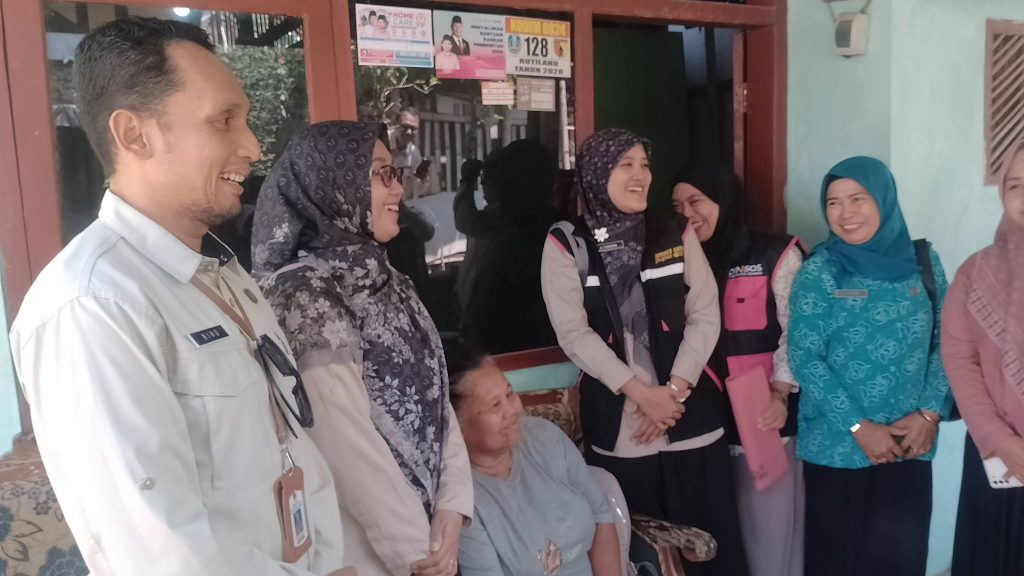 Tim home care Puskesmas Gladak Pakem bersama Kabag Umum pemkab Jember Nino Eka Putra Wahyu Ramadhonni.foto Istimewa