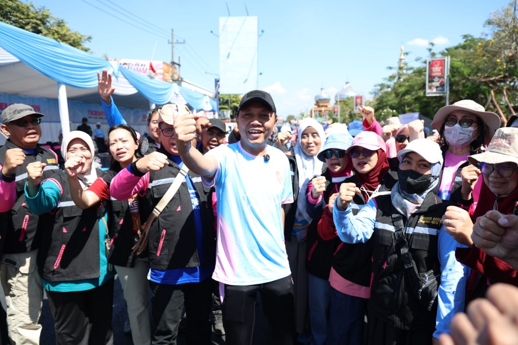 Tajemtra 2026 Dikawal Ketat Tim Medis, Dinkes Jember Siagakan Ambulans hingga Home Care Plt Kepala Dinkes PPKB Kabupaten Jember Deni Irawan bersama petugas kesehatan. Foto Diskominfo