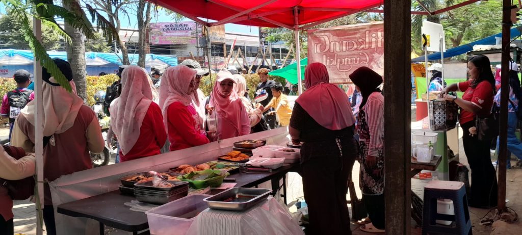 Tajemtra 2026 Jadi Magnet Ekonomi, Ratusan Pedagang Serbu Jalur Tanggul-Jember Pedagang UMKM saat layani pembeli di Tanggul..foto Edi Mulyono