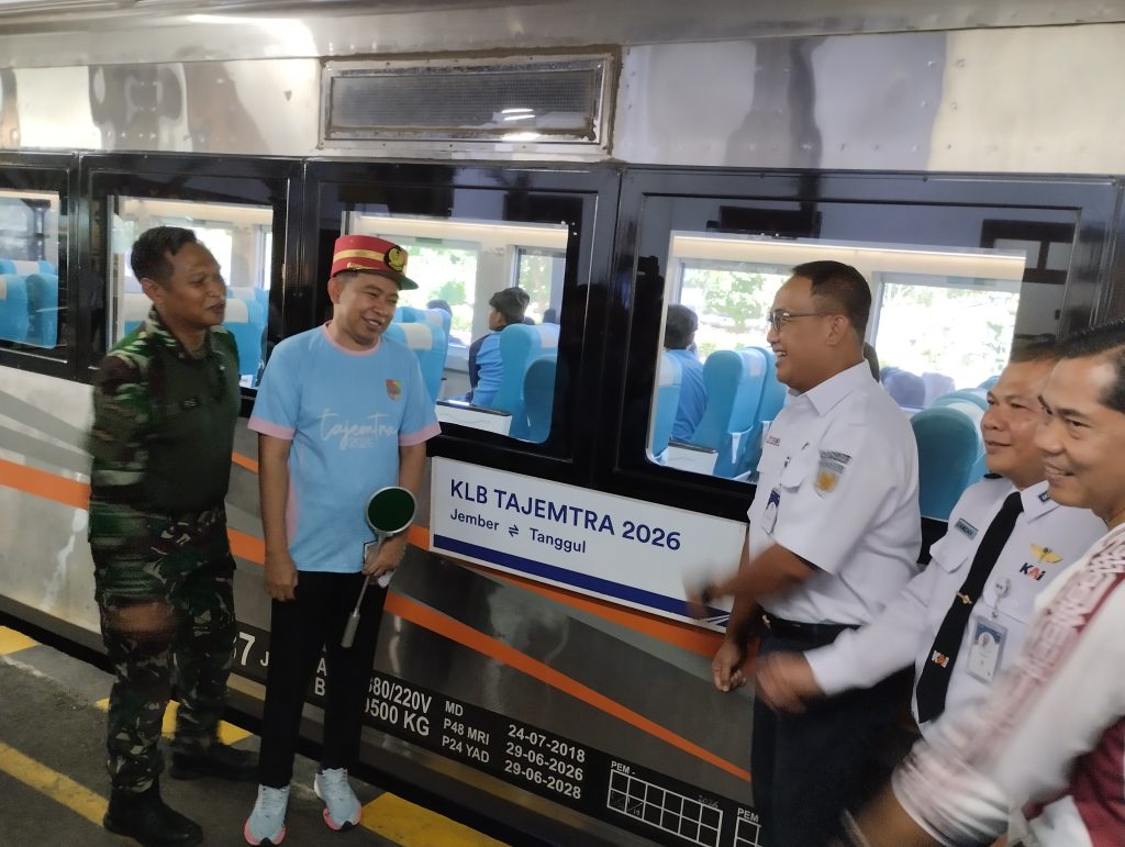 Bupati Jember Muhammad Fawait saat memberangkatkan peserta Tajem di Stasiun Jember. Foto Edi Mulyono