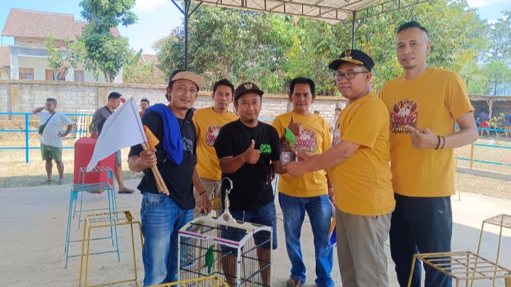 Camat Wringin Cup 1 Meledak! Kicau Mania Tiga Kabupaten Serbu Gelaran Pawer BC Camat Wringin Saat Menyerahkan Tropi Pemenang Lomba Kicau Mania. Minggu 6/9/2026.