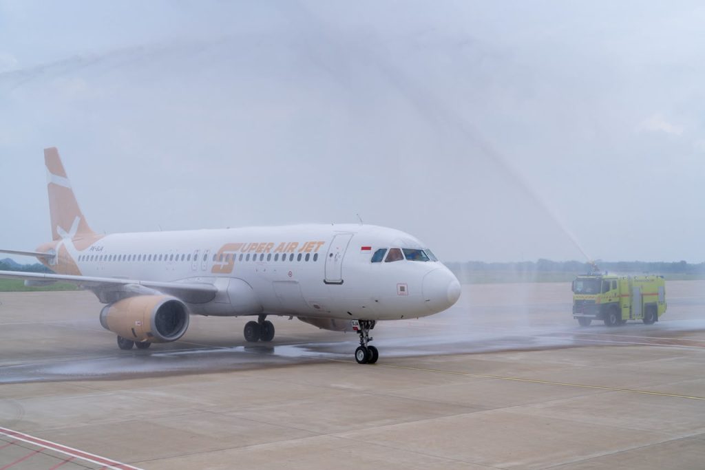 sebuah pesawat saat landing di landasan pacu Bandara Internasional Dhoho Kediri ( doc. Bandara Internasional Dhoho Kediri)