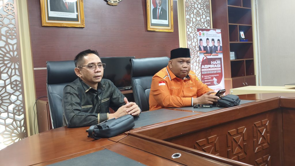 Fraksi PKS Kaltim Dorong RDP Khusus Bahas Antrean BBM dan Pemadaman Listrik Ketua Fraksi PKS DPRD Kaltim Firnadi Ikhsan dan Sekretaris Fraksi PKS DPRD Kaltim Agusriansyah Ridwan saat konfrimasi pers di di Ruang Fraksi PKS, Lantai III Gedung E, Kompleks DPRD Kaltim, Samarinda, Senin (7/8/2026) (Jamil/GOnews.id)