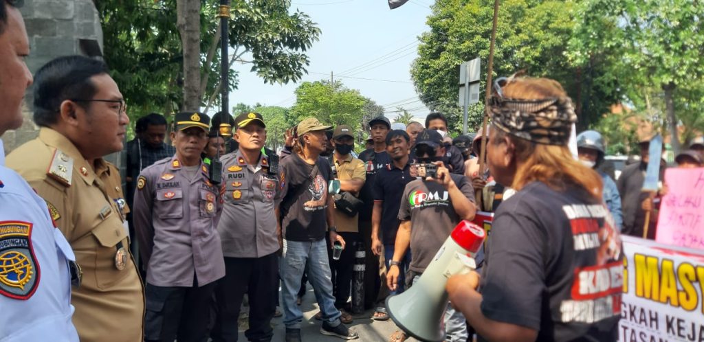 Massa LSM FRMJ yang dimotori Fattah berunjuk rasa di Pemkab Jombang