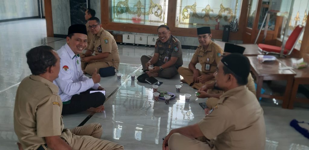 Ustaz Khoiril Anam Ingatkan ASN Jombang Jaga Amanah Sejumlah pejabat di lingkungan Setkab Jombang santai di masjid untuk ngobrol di waktu istarahat usai salat.