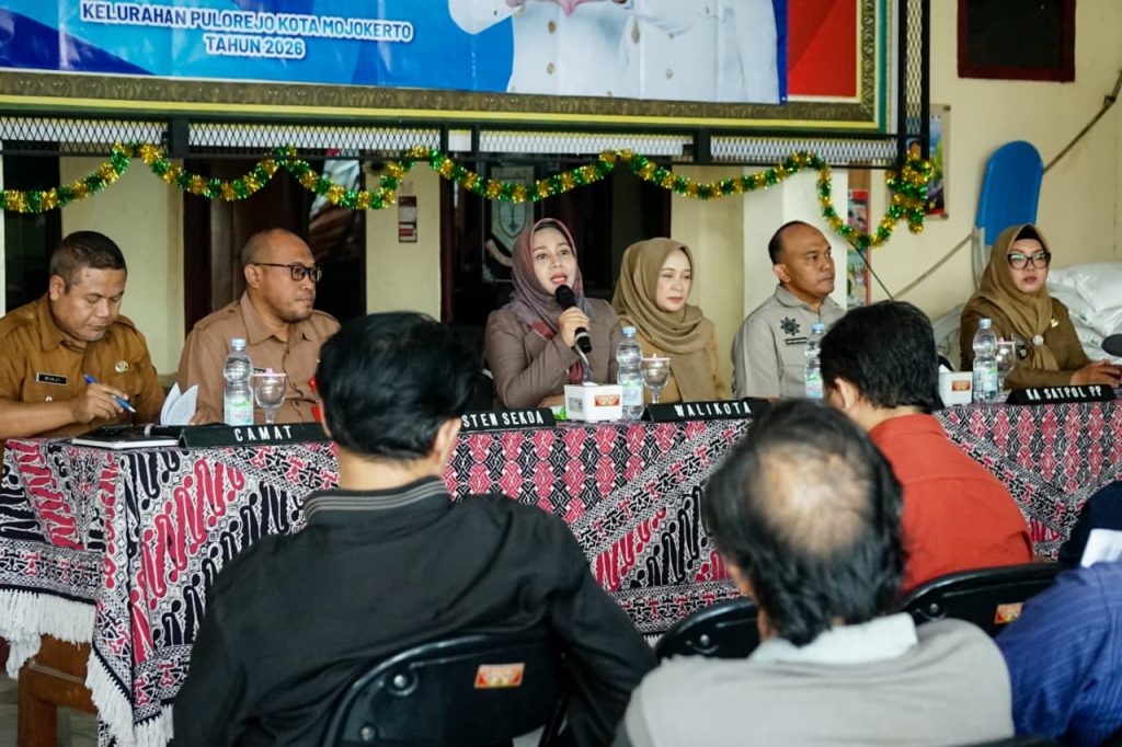 Wali Kota Mojokerto Ika Puspitasari saat memberikan penguatan mengenai peran RT/RW dan Satuan Perlindungan Masyarakat (Satlinmas) di Kelurahan Pulorejo, Kota Mojokerto, Selasa (8/9/2026).(ft: Diskominfo)