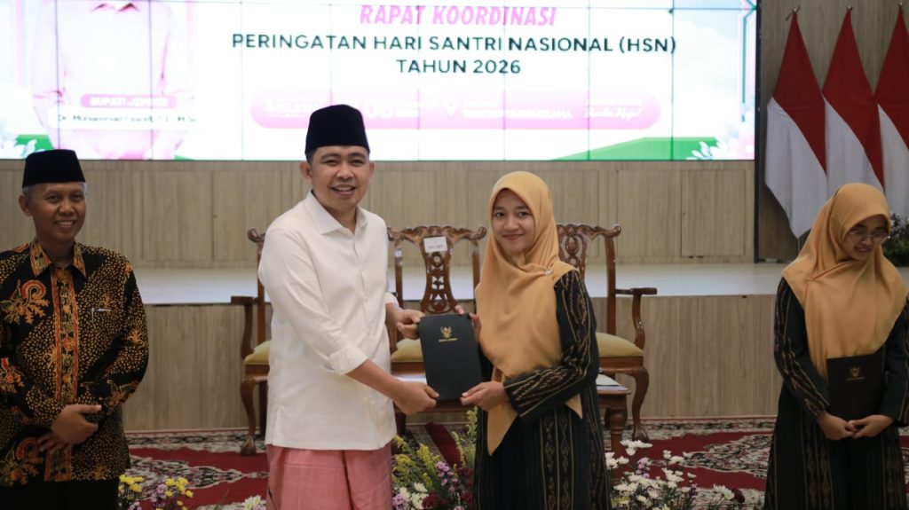 Kafilah MTQ Jember Melaju ke Nasional, Gus Fawait Siapkan Beasiswa untuk Para Juara Bupati Jember Muhammad Fawait bersama salah satu kafilah.foto Diskominfo