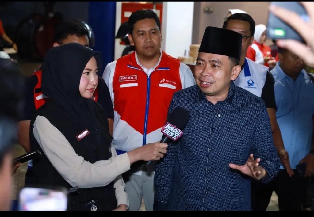 Bupati Jember Turun Langsung Pantau SPBU, Stok BBM Ditambah 300 KL: Warga Diminta Tak Panic Buying Bupati Jember Muhammad Fawait saat turun langsung cek SPBU. Foto tangkapan layar.