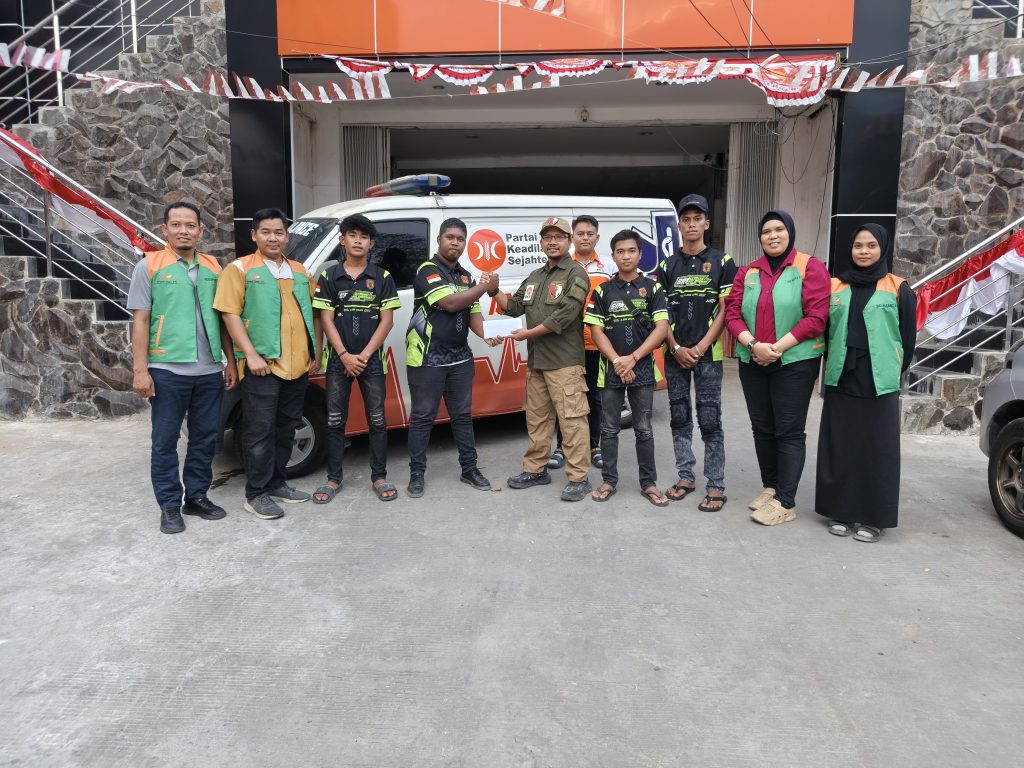 Rumah Aspirasi Perkuat Sinergi PKS Kaltim dan Relawan Gerbang Mulawarman Fire Fighter Loa Janan Cegah Karhutla Perwakilan Bidang Kepanduan dan Penanggulangan Bencana DPW PKS Kalimantan Timur, Rumah Aspirasi Firnadi Ikhsan, serta Relawan Mandiri Gerbang Mulawarman Fire Fighter Loa Janan berfoto bersama seusai penyerahan bantuan peralatan pendukung penanganan karhutla di Loa Janan, Kabupaten Kutai Kartanegara, Selasa (8/9/2026).