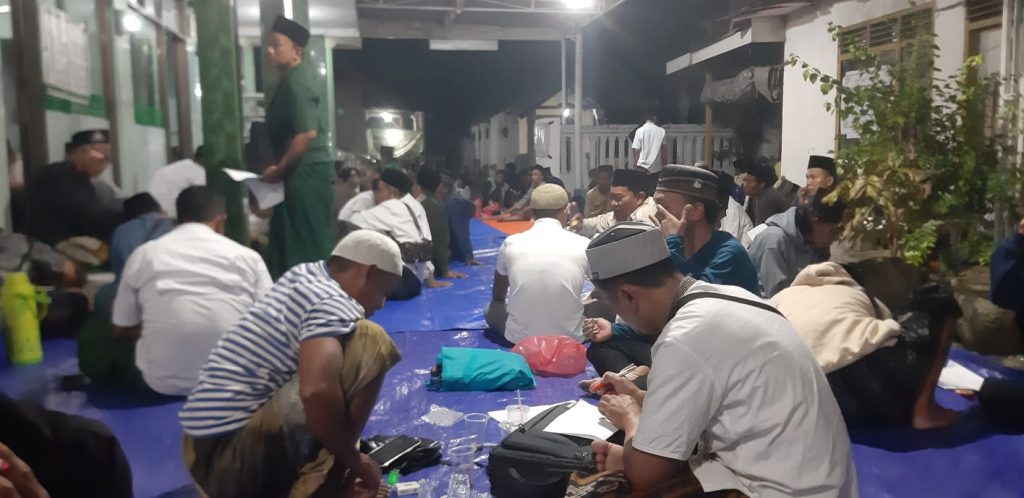 KH M Shoubari: Sabar dan Syukur Jadi Kunci Menghadapi Ujian Kehidupan Para jamaah Asmaul Haq saat mengikuti tirakatan dalam rangka memperingati Tahun Baru Islam 1 Muharam