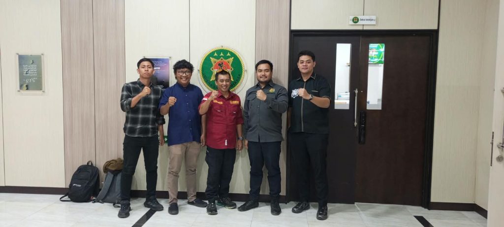 Sejumlah wartawan bersama jajaran Kejaksaan Negeri Kutai Timur berfoto bersama usai pembentukan Forum Wartawan Kejaksaan Kutai Timur (Forwaka Kutim) di Kantor Kejari Kutim, Rabu (9/9/2026).