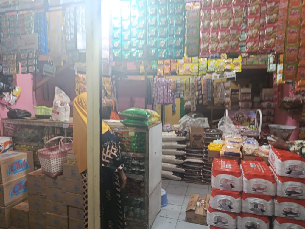 Bulog Perkuat Pasokan SPHP di Pasuruan, Siapkan 20 Ton Suasana toko wiwik di pasar Kebonagung kota Pasuruan yang menerima beras SPHP. (Foto:Mufida).