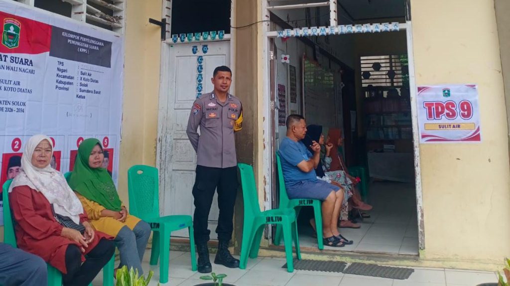 Pilwana Sulit Air Berlangsung Kondusif, Polisi Siaga Bhabinkamtibmas Polsek X Koto Diatas B. Hartanto melakukan pengamanan Pilwana 2026 di Nagari Sulit Air, Rabu (9/9/2026). (Foto : Dioni/Gonews.id)