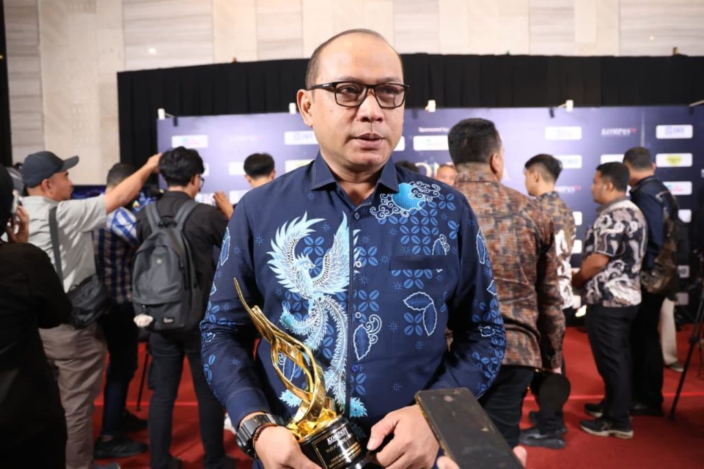 Kadis Kominfo kabupaten Jember Ahmad Helmi Luqman saat terima penghargaan.foto Diskominfo