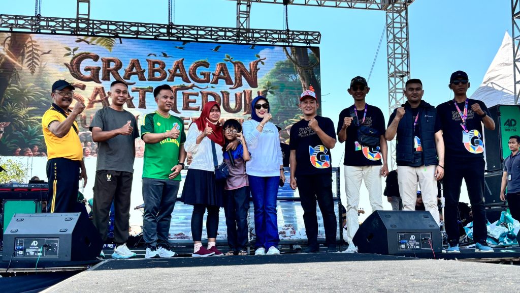 Gebyar Kemerdekaan Grabagan Dapat Apresiasi Wabup Sidoarjo Wabup Mimik Idayana bersama Al Fatah, 14 tahun, pemenang hadiah umrah pada Gebyar HUT Ke-81 RI Desa Grabagan, Tulangan, Ahad (13/9/2026).