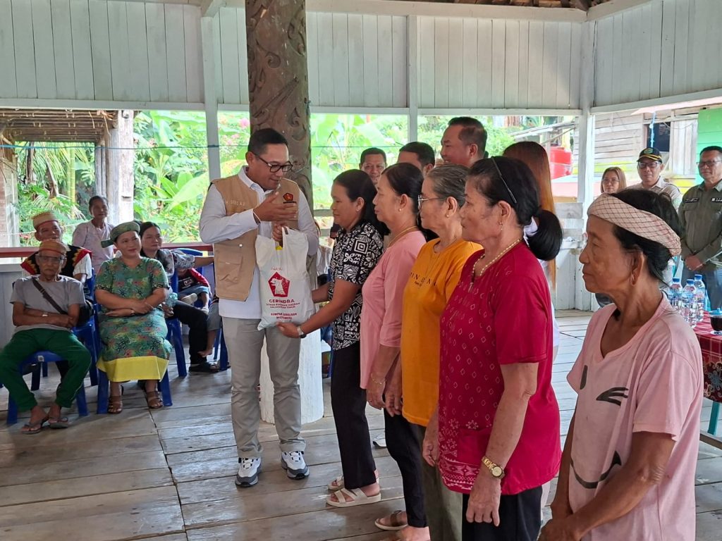 Gerindra Kaltim Salurkan 11 Ton Bantuan ke Mahulu Gerindra Kalimantan Timur telah mengirim sebanyak 1.500 paket sembako dengan total berat sekitar 11 ton untuk masyarakat di Kecamatan Long Pahangai dan Long Apari.
