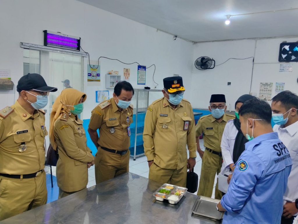 Satgas Jombang Sidak Dua SPPG, IPAL Karangmojo Disorot Sekda Agus Purnomo bersama sejumlah kepala OPD terkait monitor langsung ke lokasi SPPG untuk memastikan penggunaan prosedur MBG.