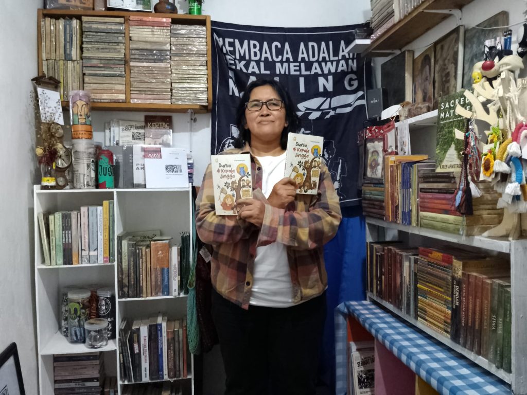 Titik Qomariyah, penulis buku kumpulan cerpen Dunia di Kepala Jingga. (FT/IST)