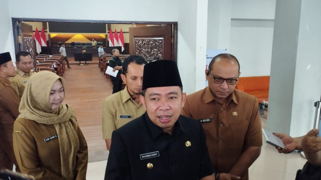 Bupati Jember Muhammad Fawait seusai ikuti paripurna IV. Foto Edi Mulyono