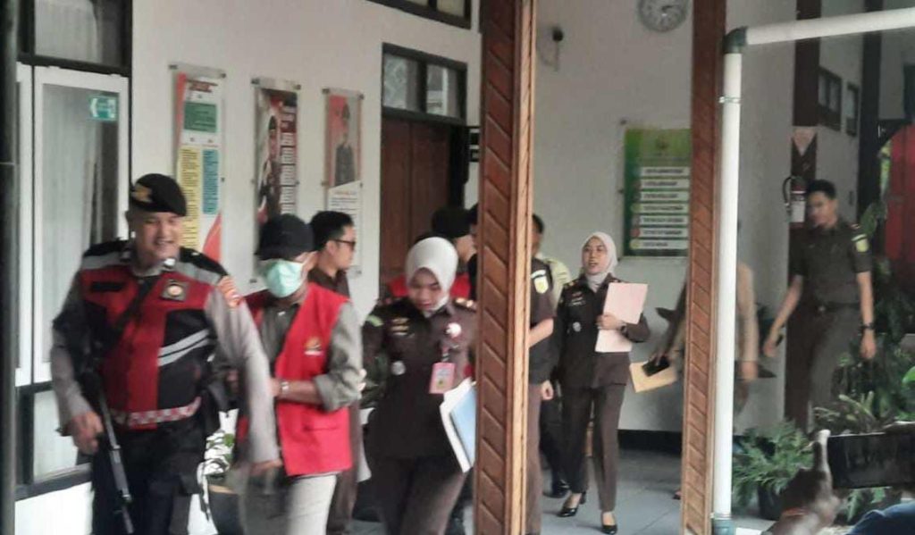 keterangan fhoto : Kejari Padang Panjang menahan dua tersangka dugaan korupsi proyek Rekonstruksi Jalan Pasar Sayur Bukit Surungan Tahun Anggaran 2024, Senin (14/9/2026). (Fhoto : Dioni/Gonews.id)