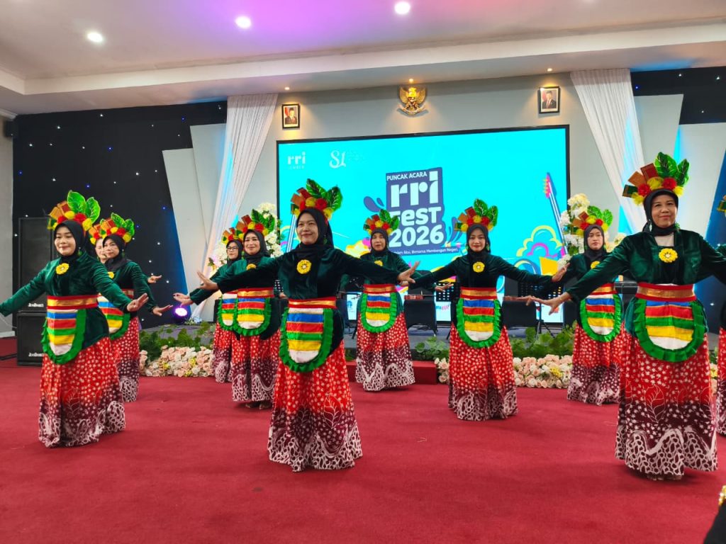 Sejumlah penari tampil membawakan tarian tradisional dalam rangkaian RRI Fest 2026 di Auditorium LPP RRI Jember, Rabu (9/9/2026).