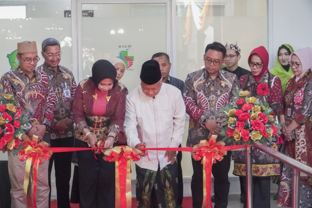 Wabup Mimik Resmikan Instalasi Dialisis RSUD Sidoarjo Barat: Warga Barat Kini Tak Perlu Jauh Cari Layanan Cuci Darah Wabup Mimik bersama Direktur RSUD Sidoarjo Barat memotong pita peresmian Gedung Instalasi Dialisis RSUD Sidoarjo Barat, Selasa (15/9/2026).