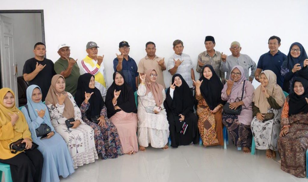 Konferensi Pers Pemangku Adat Tegaskan Keabsahan Pucuk Adat Nagari Air Bangis Jajaran niniak mamak, induak ampek paruik, serta Bundo Kanduang dari Kaum Rang Kayo Bungo Tanjuang berfoto bersama usai menggelar konferensi pers penegasan keabsahan Pucuk Adat Nagari Air Bangis Aulia Amri Gelar Sutan Kerajaan di Gedung KAN Air Bangis, Senin (14/9/2026)(Foto: Saipen/GOnews.id).