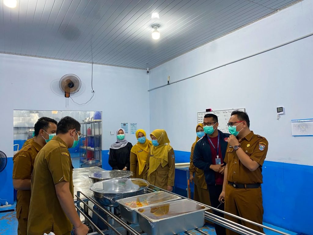 Sekda Pasaman Barat Doddy San Ismail bersama tim melakukan sidak dapur Program Makan Bergizi Gratis untuk memastikan kepatuhan SOP dan standar kebersihan. (Foto: Diskominfo Pasbar/Saipen/GOnews.id)