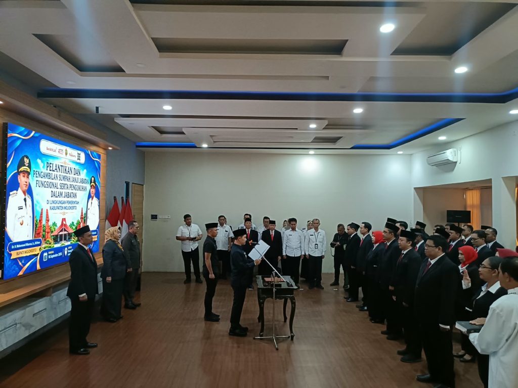 Suasana pelantikan dan pengambilan sumpah janji pejabat fungsional serta pengukuhan pejabat di lingkungan Pemerintah Kabupaten Mojokerto, di Ruang Rapat Bappeda Lantai 2, Rabu (16/9/2026).