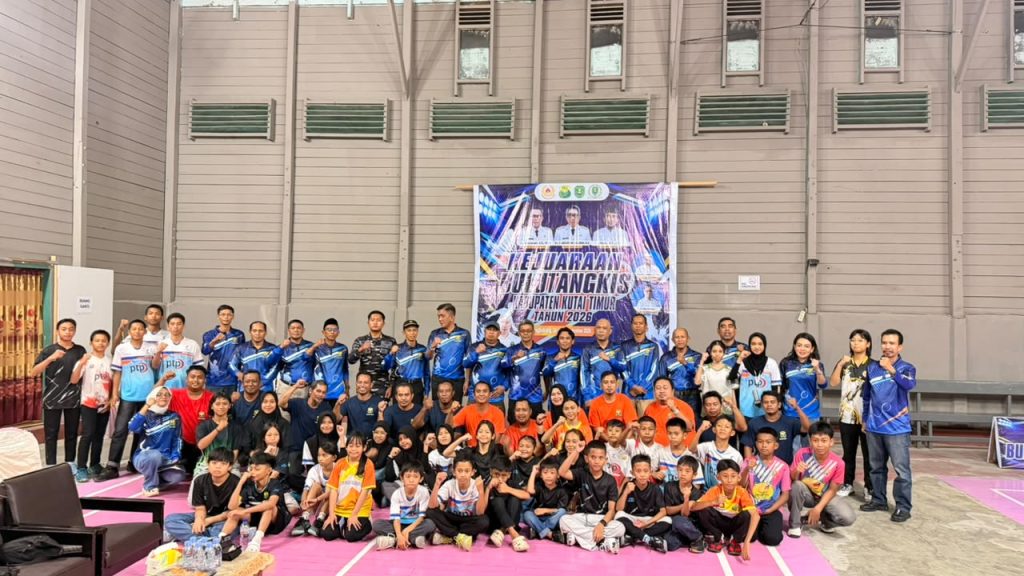 Sejumlah atlet, pengurus, dan pihak terkait berfoto bersama dalam pelaksanaan Kejuaraan Bulutangkis Kabupaten (Kejurkab) Kutai Timur 2026 di Sangkulirang.