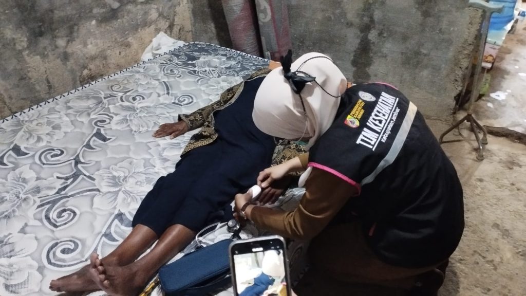 Home Care Jember Dikritik Cuma Datang, Periksa, Foto: Puskesmas Tegaskan Ada Tahap Lanjutan Petugas Homecare saat periksa pasien.foto Edi Mulyono