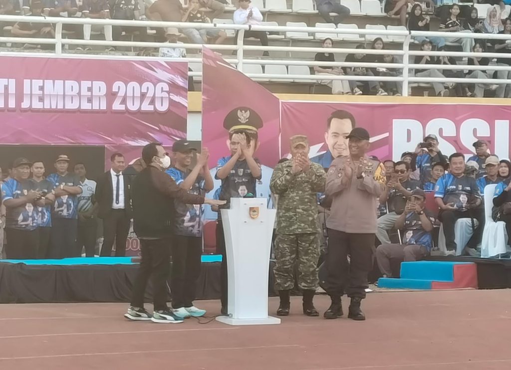 Piala Bupati Jember 2026 Resmi Bergulir, Gus Fawait Bidik Bibit Sepak Bola Masa Depan Bupati Jember Muhammad Fawait saat resmikan turnamen piala bupati 2026. Foto Edi Mulyono