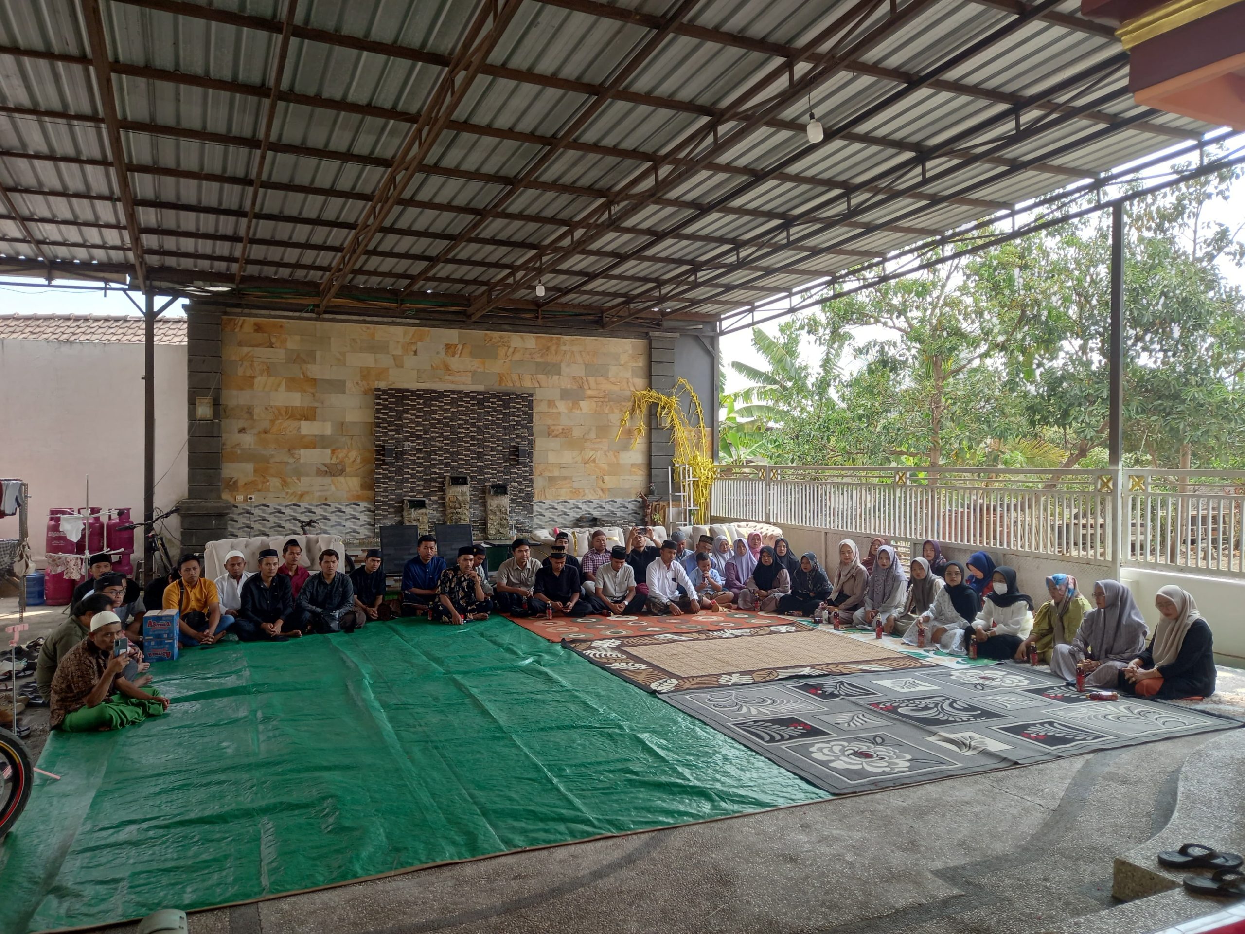 Sejumlah unsur TNI-Polri, tokoh agama, dan peserta mengikuti rangkaian istighosah serta evaluasi rutin SPPG Sukosari Lor II di Bondowoso, Sabtu (19/9/2026).